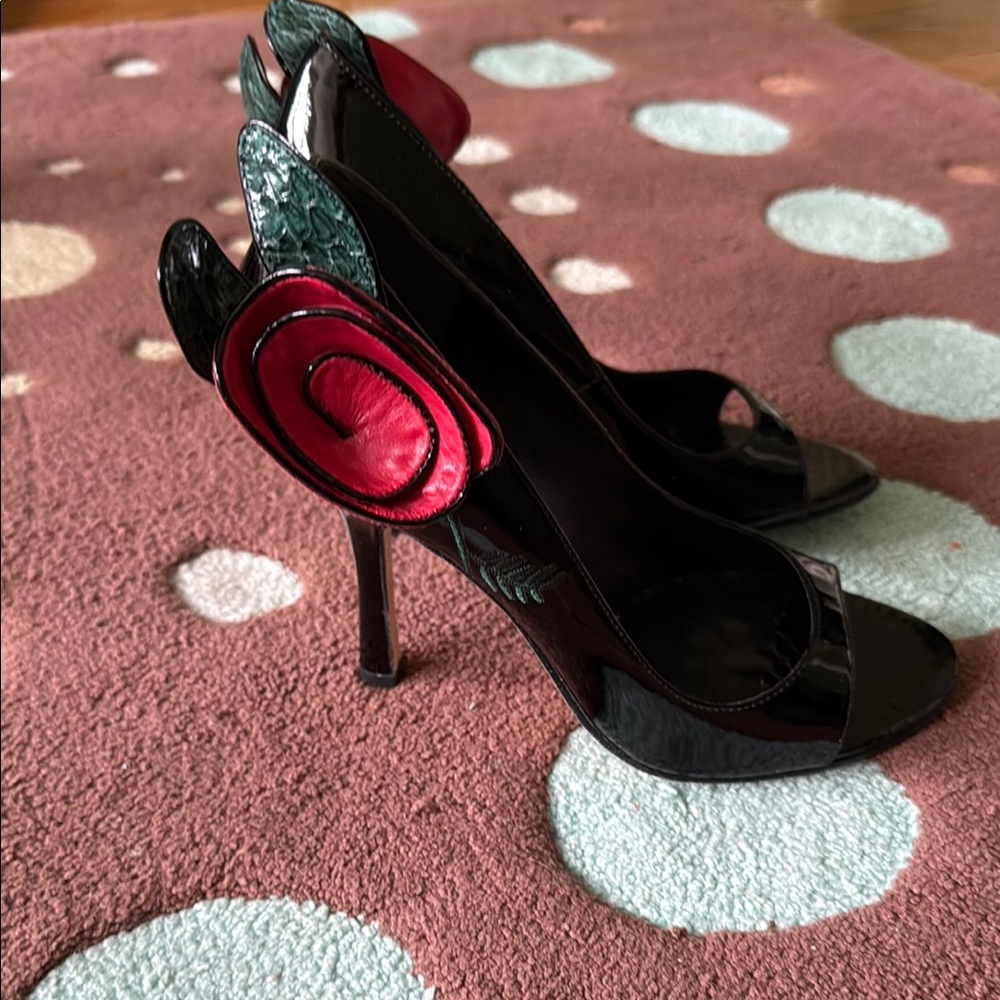 STUNNING. Elegant Black and Red Women's Heels with rose appliqué